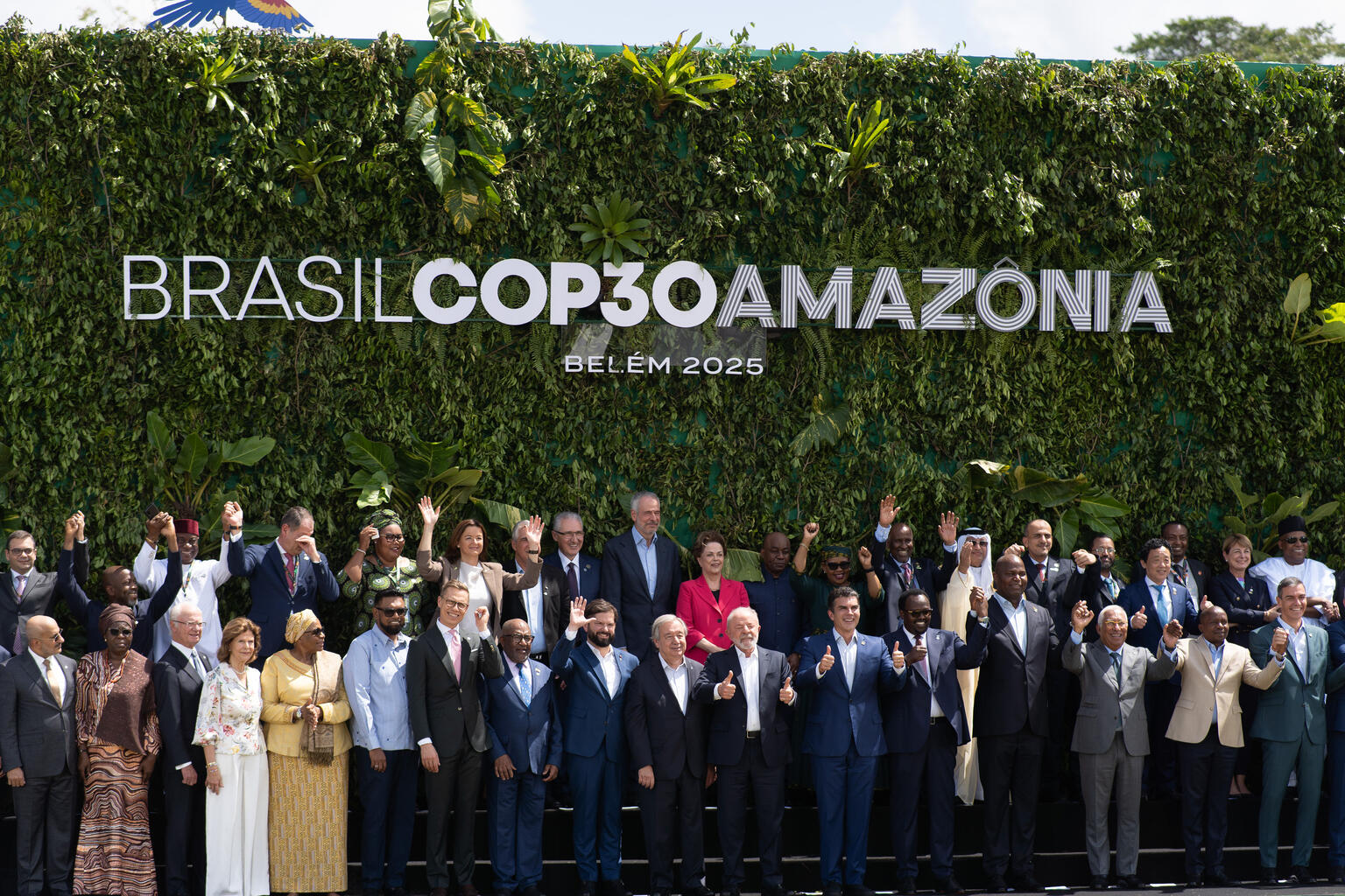 COP30首脳級会合の各国の代表者たちが記念撮影をする様子（ブラジル、2025年11月7日撮影）