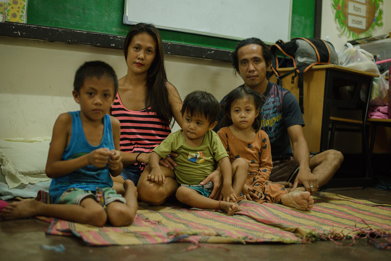 アウロラ州バレルで、超大型台風26号(国際名:「フォンウォン」)の到来に備えて小学校に避難している家族(フィリピン、2025年11月9日撮影)