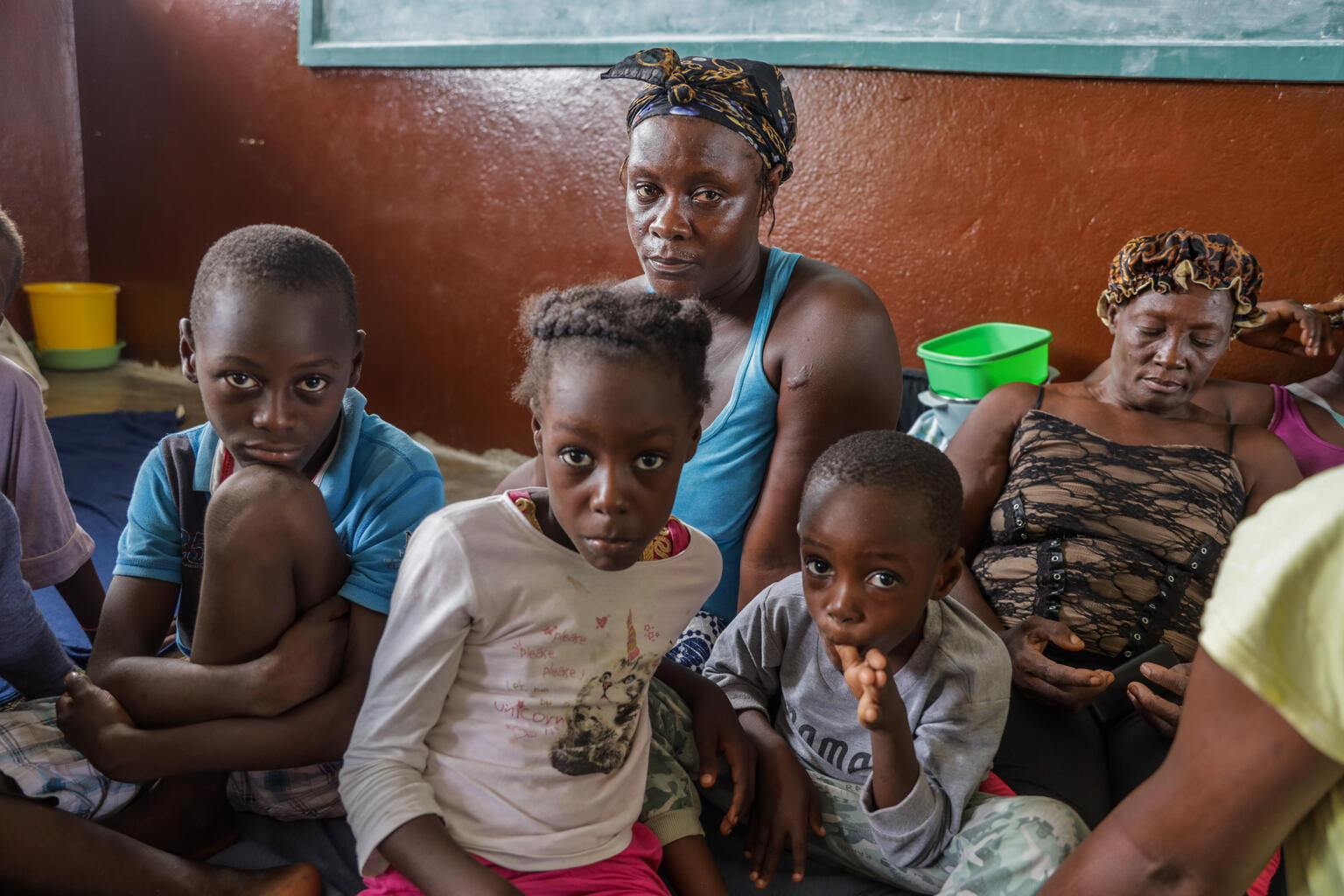 ハリケーン「メリッサ」により自宅が破壊され、学校に避難している家族（ハイチ、2025年10月30日撮影）