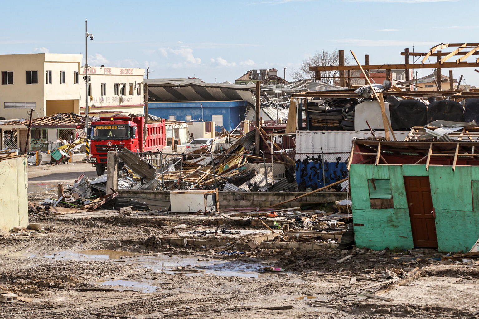 セント・エリザベスのブラックリバーを、ハリケーン「メリッサ」が通過した後の様子。多くの建物が損傷している（ジャマイカ、2025年11月2日撮影）