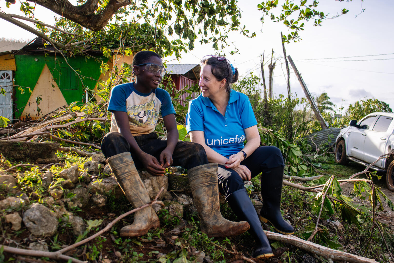 セント・エリザベスのロッキーヒルで、ハリケーン「メリッサ」の被災体験について、12歳のアントワンさんから話を聞くユニセフ・ジャマイカ代表（ジャマイカ、2025年10月29日撮影）