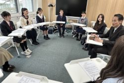 土居地球環境審議官と意見交換をする高校生・大学生たち（東京・環境省、2025年11月5日撮影）