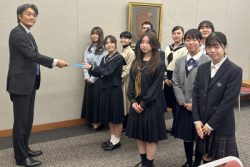 饗場副座長に「桜宣言」を手交する若者たち（東京・経団連会館、2025年11月5日撮影）