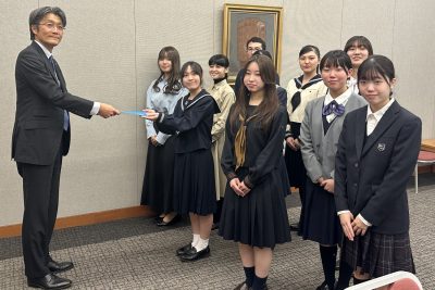 饗場副座長に「桜宣言」を手交する若者たち（東京・経団連会館、2025年11月5日撮影）