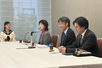 若者たちと話す経団連の皆さん （東京・経団連会館、2025年11月5日撮影）　