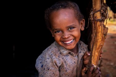 深刻な干ばつによって故郷の村に住めなくなり、国内避難民キャンプで家族と暮らすデララちゃん。頑丈な本物の家に住むのが夢(エチオピア、2025年7月23日撮影)