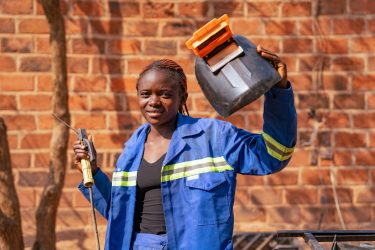 ルアラバ州で暮らす16歳のアストリッドさん。家計のために学校をやめて鉱山で働いていたが、職業訓練で溶接工の技術を身に着けた(コンゴ民主共和国、2025年8月12日撮影)