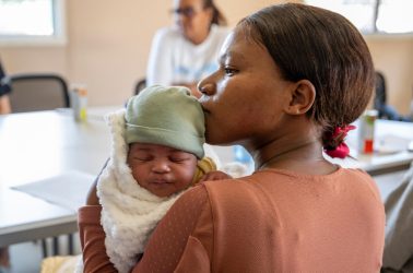 HIVと共に生きることができるよう、妊娠中および授乳中の若い女性に対して、ユニセフと協力し保健支援などを行う診療所の様子（南アフリカ、2025年2月3日撮影）