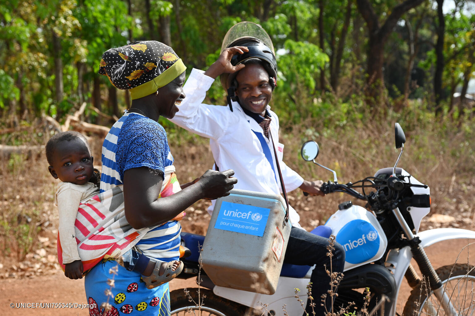 村々を巡回して、子どもの診察と定期予防接種を実施している看護師のクリバリさん。(コートジボワール、2025年2月18日撮影)