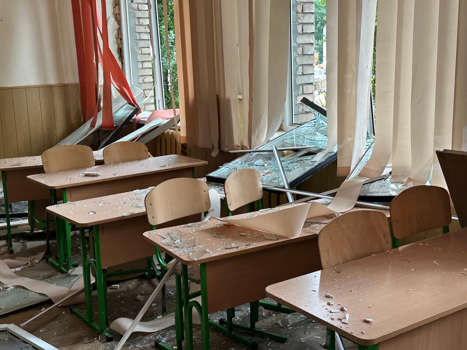 ミサイル攻撃により被害を受けた、キーウにある学校の様子（ウクライナ、2025年7月31日撮影）