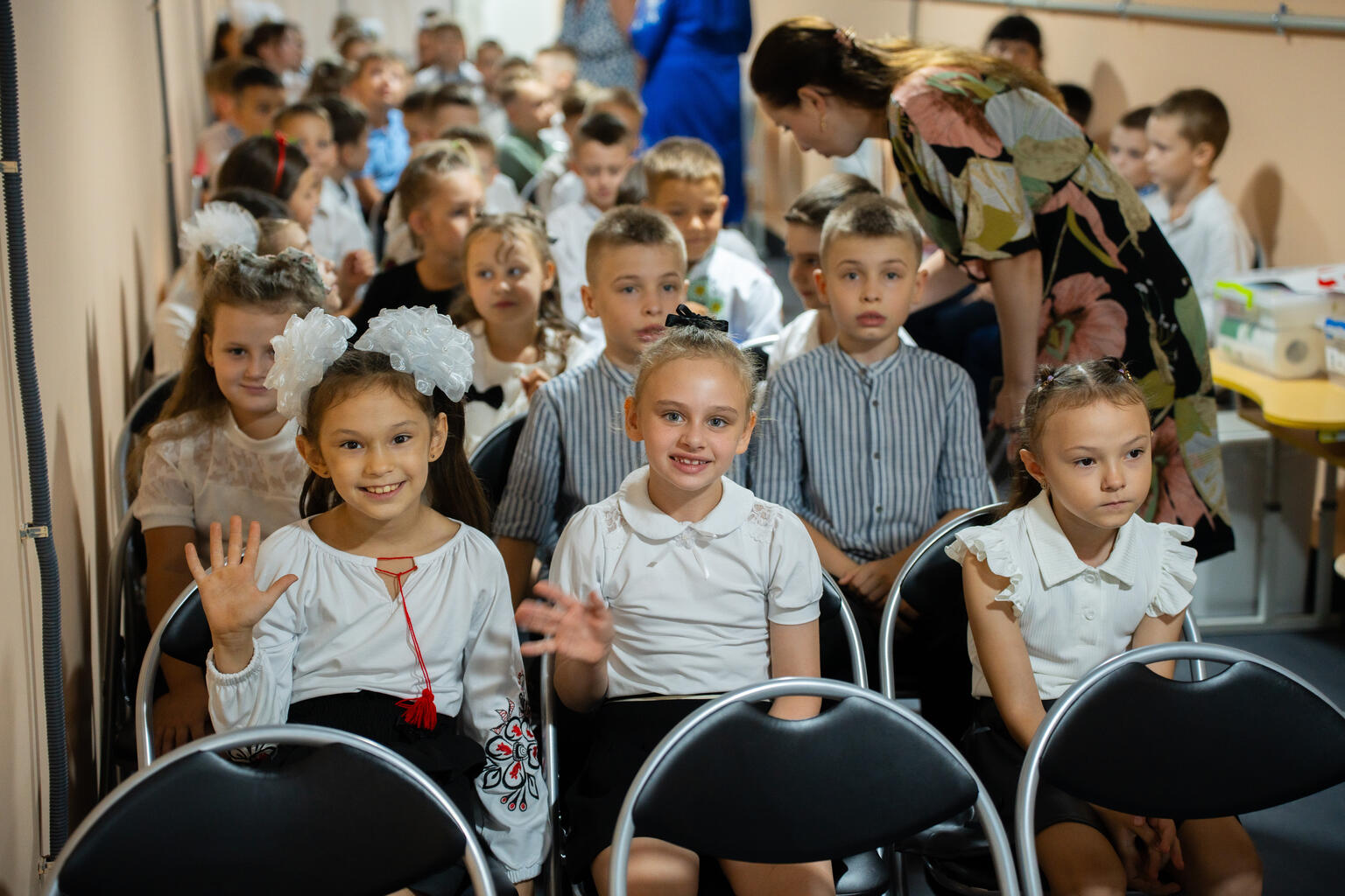 ミコライウにある地下シェルターに集まった子どもたち。ユニセフなどの支援により改修された地下シェルターで、3年ぶりに対面授業が再開された（ウクライナ、2025年9月1日撮影）