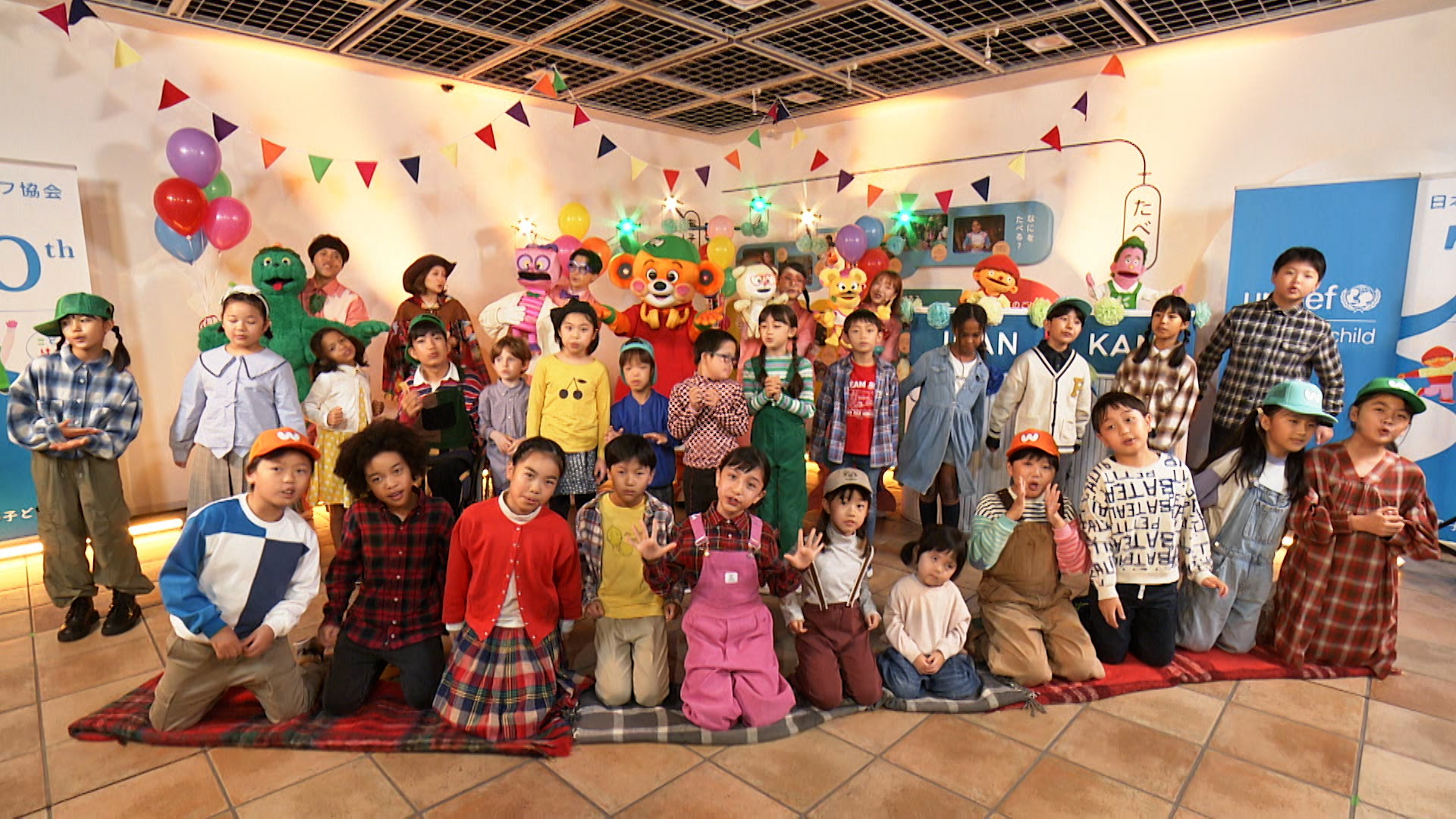 「”こえ”のうた」をうたってくれたWakeysと子どもたち（撮影地：ユニセフハウス）