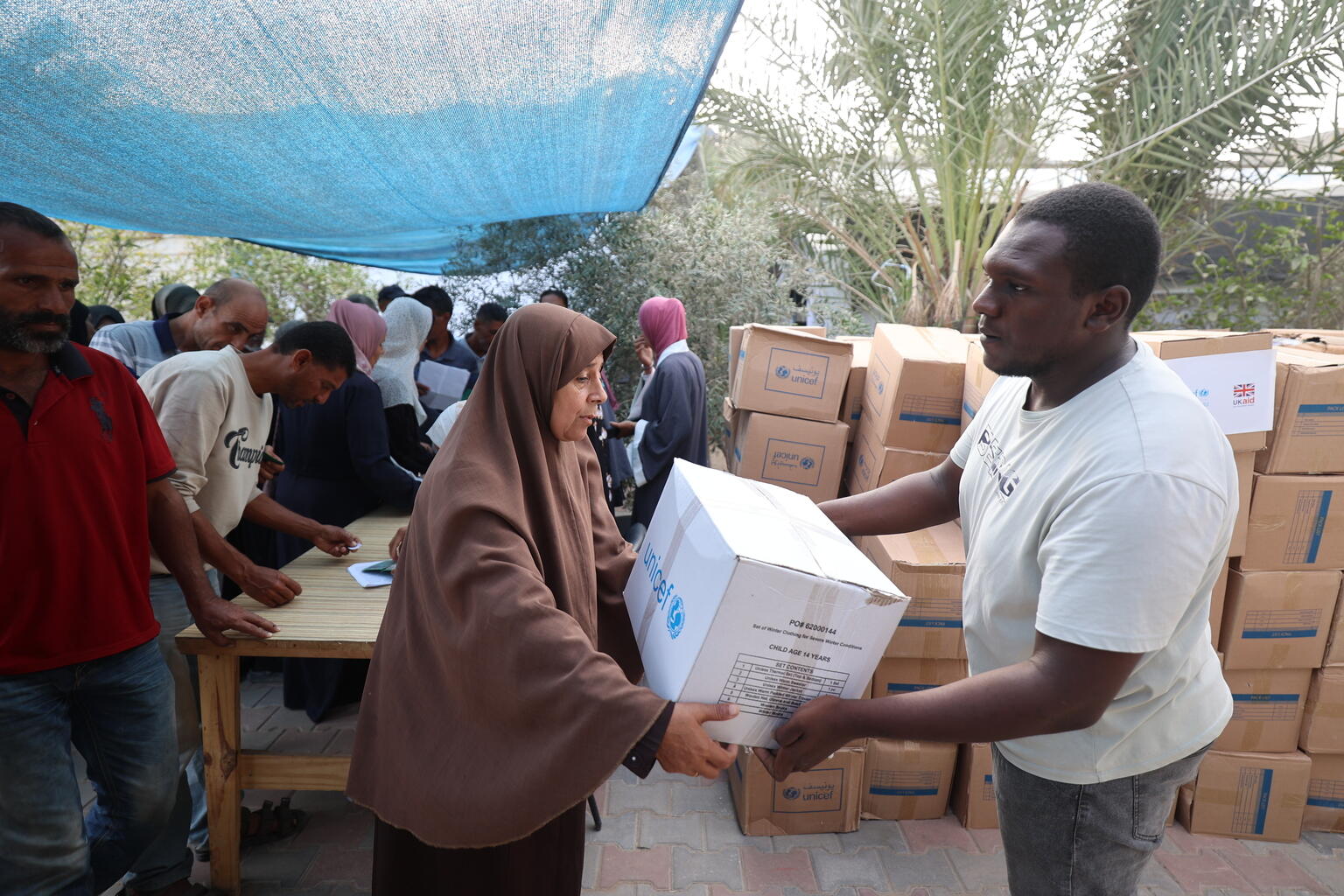 デルバラハで、ユニセフ支援の子ども用冬服キットが配布されている（パレスチナ、2025年11月18日撮影）