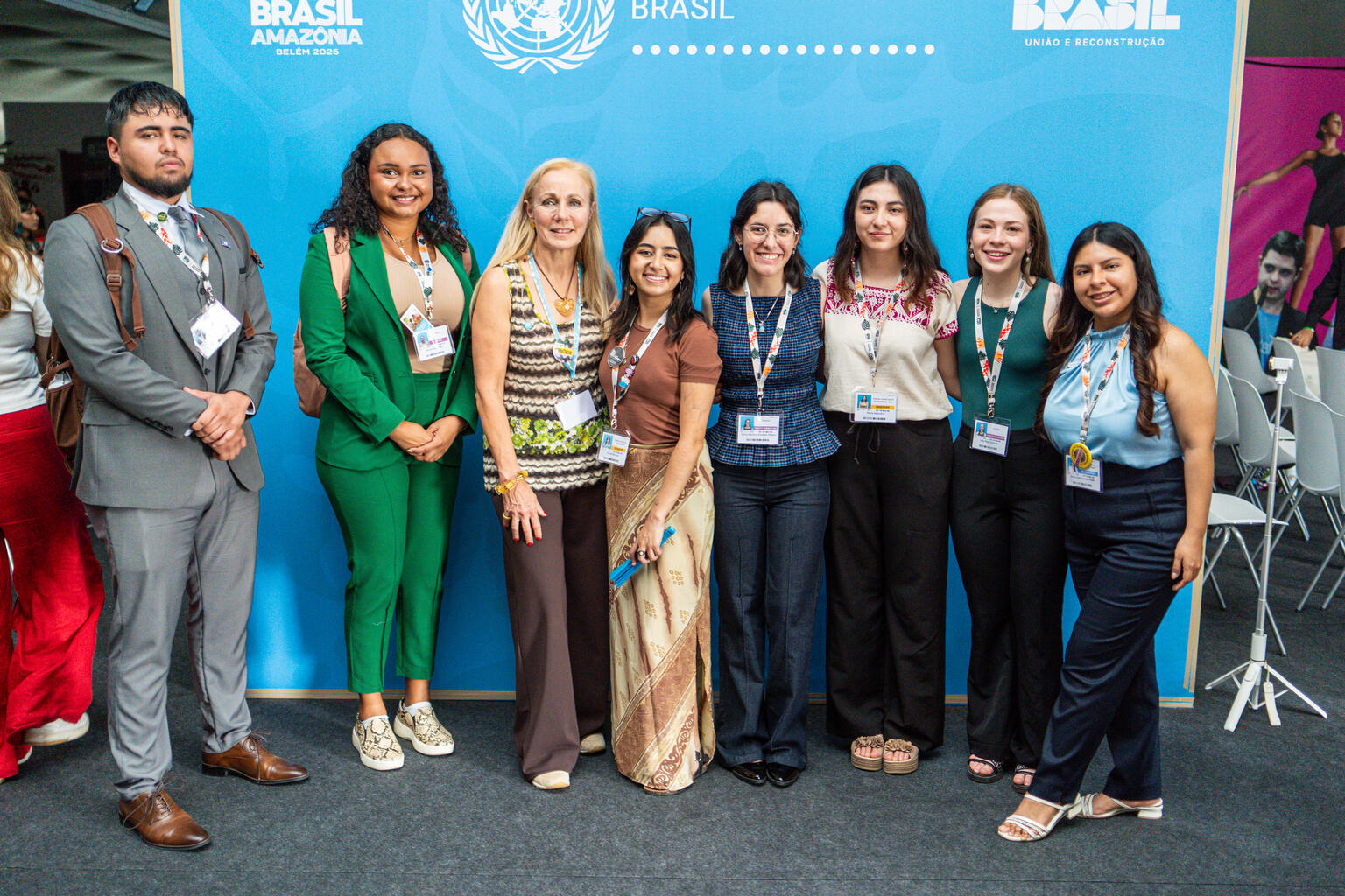 COP30で日本の子ども・若者からの提言を届けたファン・デル・ハイデン事務局次長（左から3人目）と、ユニセフと共に活動するラテンアメリカ・カリブ海地域の若者たち（ブラジル、2025年11月10日撮影）