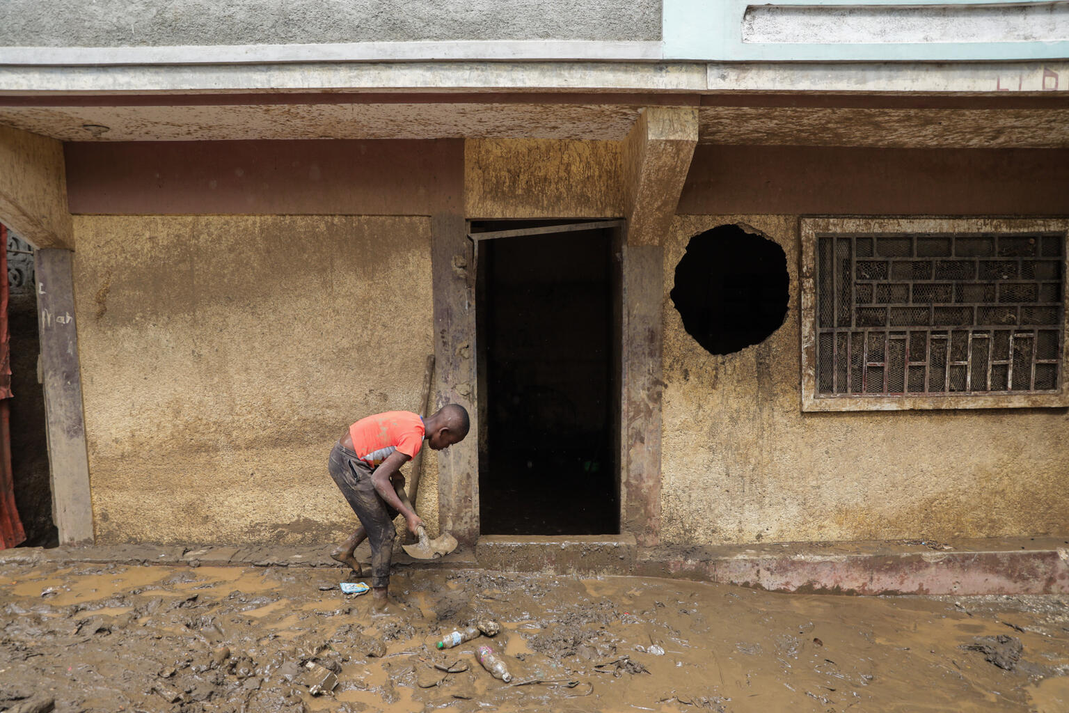 ハリケーンの通過後、浸水した家の掃除をするジョセフさん（ハイチ、2025年11月1日撮影）