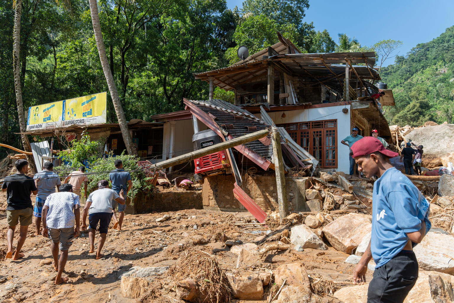 サバラガムワ州アラナーヤカで、洪水により大きな被害を受けた村の様子（スリランカ、2025年11月30日撮影）