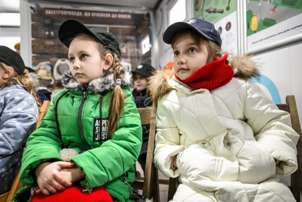 ザポリージャにあるユニセフが支援する移動式教室で、戦争下において安全を確保する方法を学ぶ小学1年生の子どもたち（ウクライナ、2025年2月25日撮影）