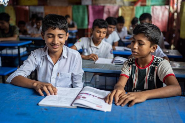 コックスバザールのロヒンギャ難民キャンプにある学習センター。教育支援は、児童婚や武装集団による徴用の危険から子どもたちを守る手段の一つ（バングラデシュ、2025年8月20日撮影）