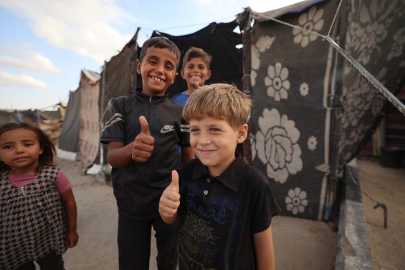 停戦の発表を喜ぶガザの子どもたち（パレスチナ、2025年10月9日撮影）