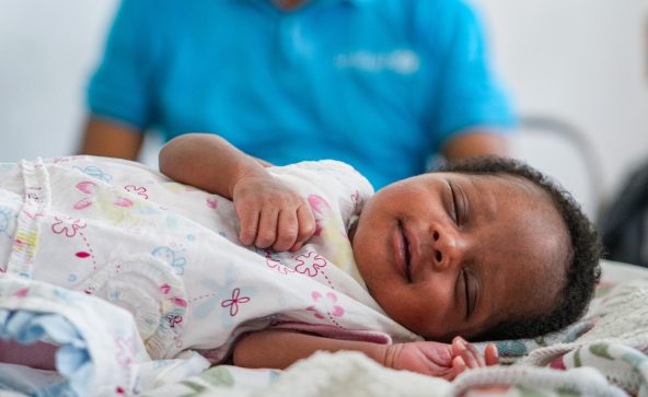 ポリオとBCGのワクチン接種を受けた赤ちゃん。暴力や貧困、自然災害の危機に晒されるハイチの子どもたちの接種率を向上させるため、ユニセフは支援を続けている（ハイチ、2025年4月24日撮影）