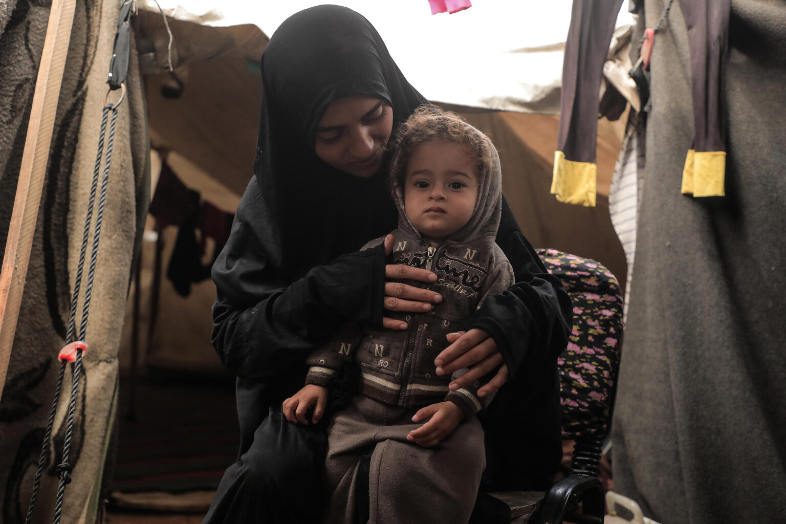 仮設テントで寝起きをする親子。ガザ地区の子どもたちは栄養不良と感染症のリスクにさらされている(パレスチナ、2025年11月14日撮影)