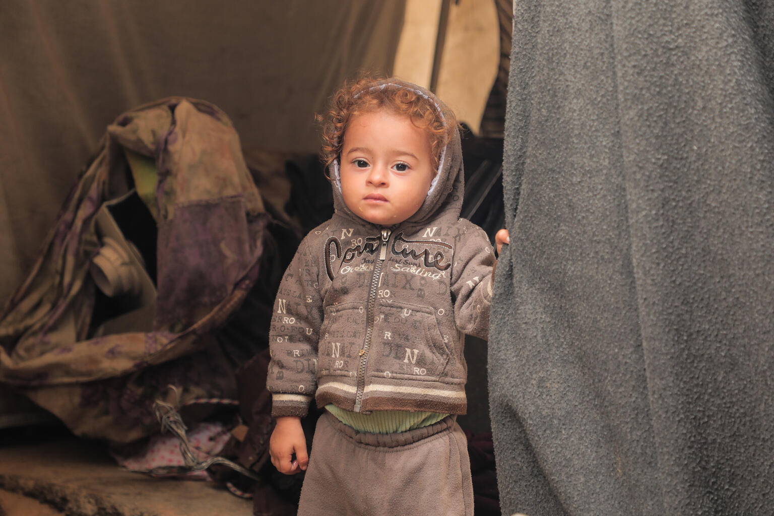 ガザの仮設テントで暮らす子ども。豪雨や寒さを防ぐことができない過酷な環境下で、子どもたちは栄養不良や感染症のリスクにさらされている（パレスチナ、2025年11月14日撮影）