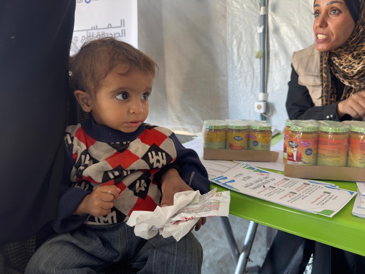 ガザ市にあるユニセフ支援の栄養治療拠点で、栄養状態の経過観察を受ける1歳のアリちゃん。栄養不良と診断されていたが、2カ月間の治療を経て回復しつつある（パレスチナ、2025年12月8日撮影）