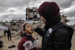 ガザ地区北部ジャバリアで、ポリオワクチン接種を受ける女の子(パレスチナ、2025年2月23日撮影)