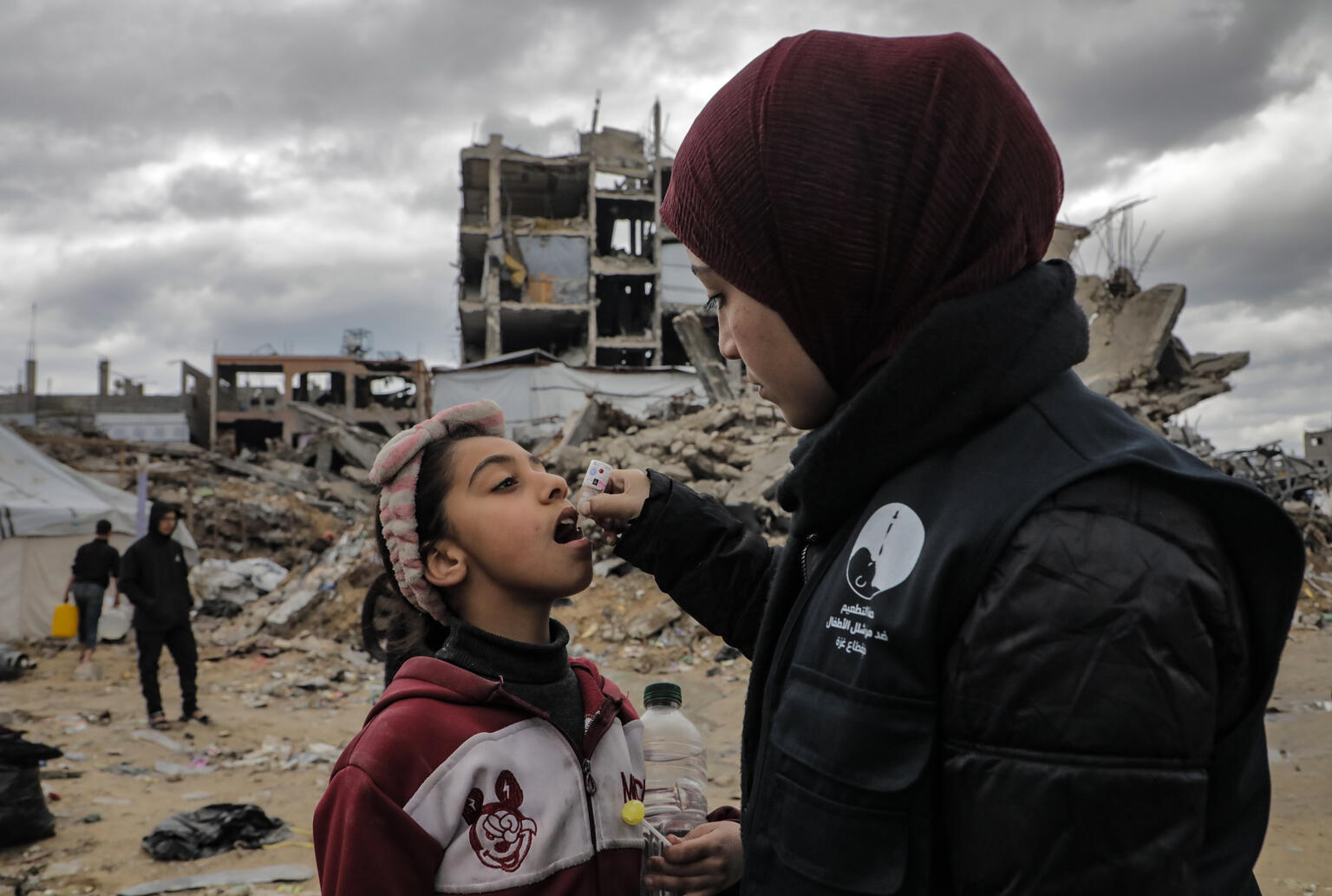 ガザ地区北部ジャバリアで、ポリオワクチン接種を受ける女の子（パレスチナ、2025年2月23日撮影）