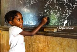 学校の黒板に文字を書く子ども（モザンビーク、2024年1月17日撮影）