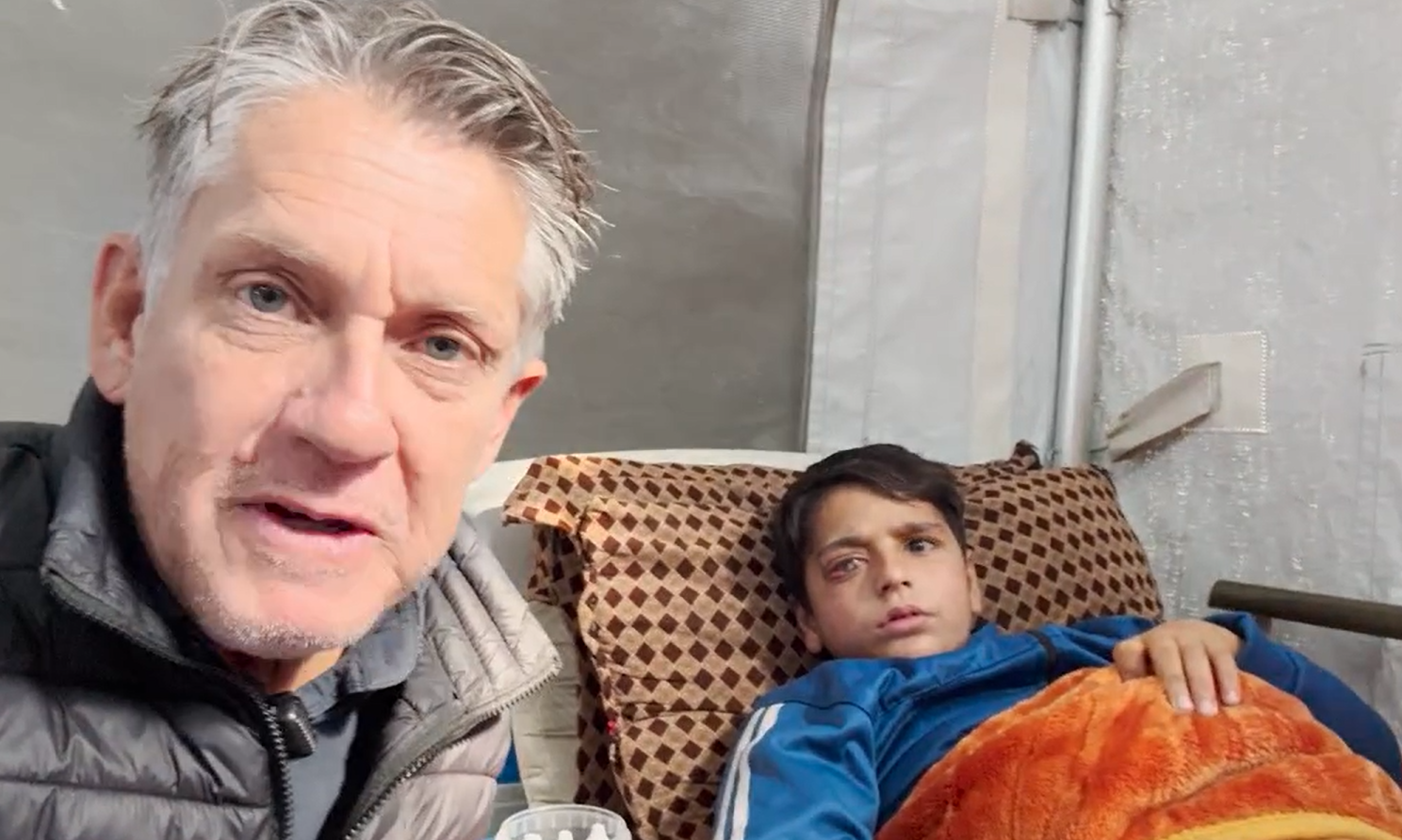 空爆で目にけがを負った9歳のアビドさんを見舞ったユニセフのエルダー広報官(パレスチナ、2026年1月10日撮影)