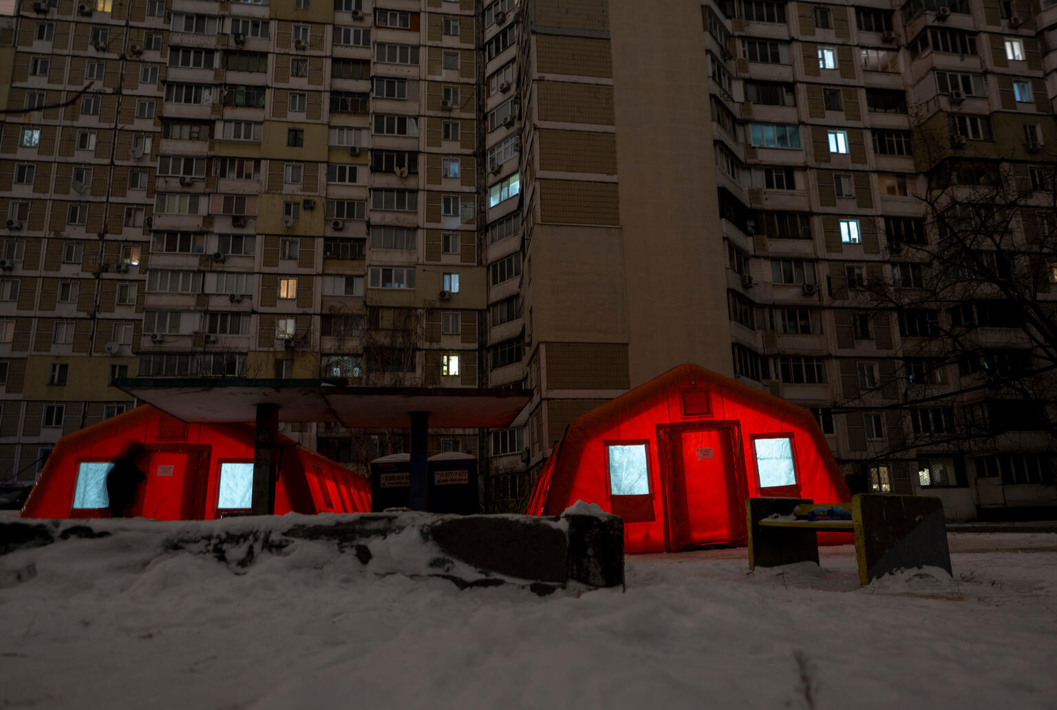 長期間の停電が続くキーウで、高層アパートの中庭に設置された暖房付きの移動式テント(ウクライナ、2026年1月11日撮影)