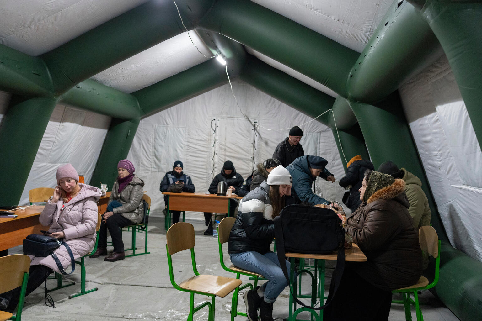 暖房付きの移動式テント内の様子。ここでは温かいお茶を飲んだり、電子機器を充電したり、心理的支援を受けることができる(ウクライナ、2026年1月11日撮影)