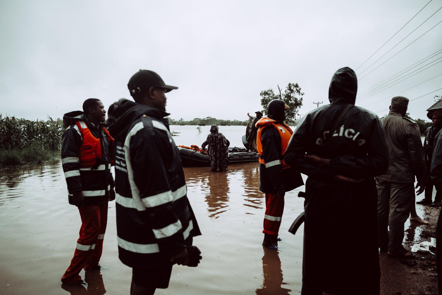マプト州ボアネで、救急隊員が豪雨の被害状況と緊急支援のニーズを調べている様子（モザンビーク、2026年1月17日撮影）
