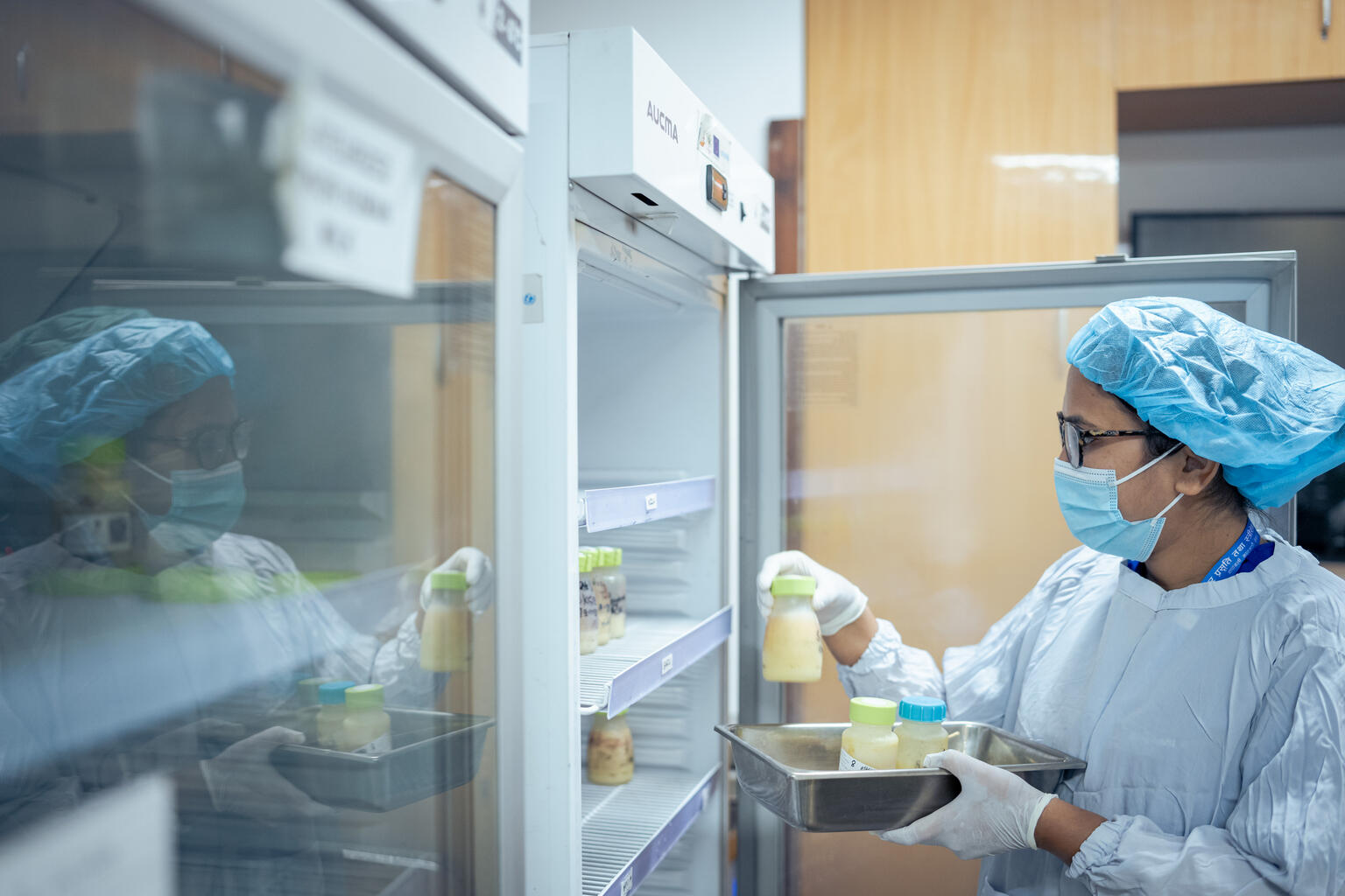 母乳バンクに提供された母乳を保管用の冷蔵庫に入れる看護師(ネパール、2025年4月30日撮影)