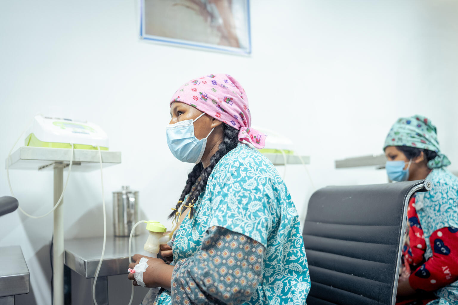 母乳バンクに提供するために搾乳するスシラさん(ネパール、2025年4月30日撮影)