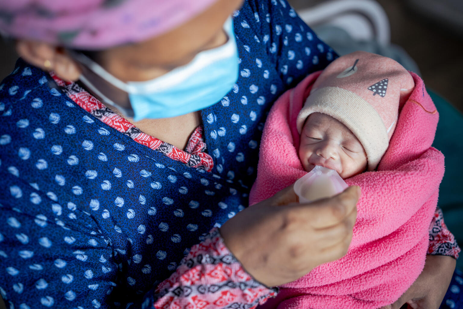 パロパカル産婦人科病院で娘に母乳を与えるサリタさん(ネパール、2025年5月2日撮影)