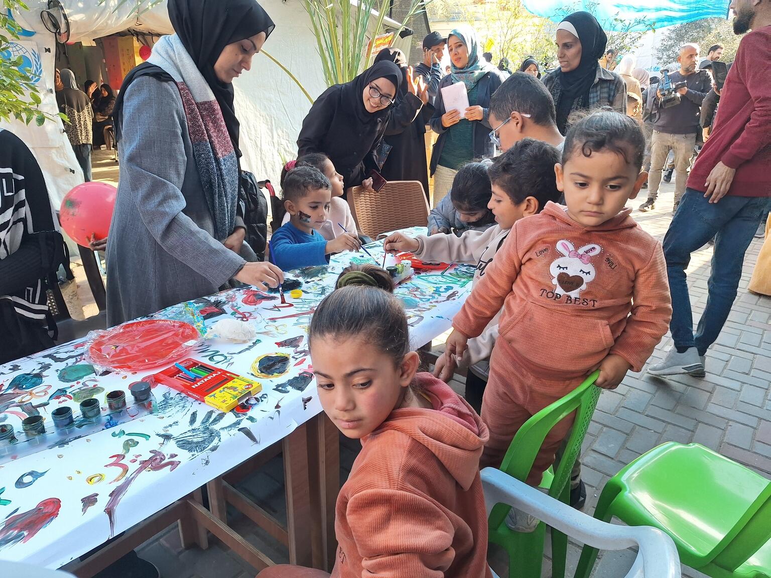 ガザ地区デルバラハで、「国際障害者デー」のレクリエーション活動に参加する子どもたち（パレスチナ、2026年1月15日撮影）