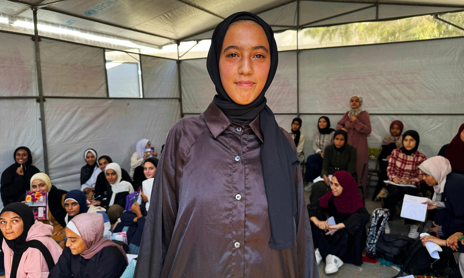 ガザ地区デルバラハにあるユニセフの仮設学習スペースで学ぶ16歳のラマさん（パレスチナ、2026年1月26日撮影）