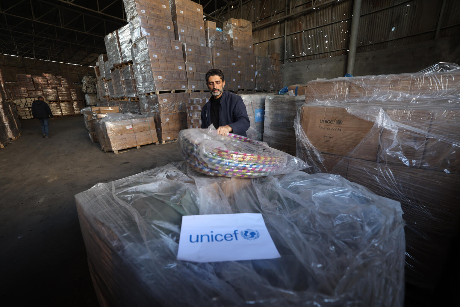 ガザの子どもたちへの支援のため、レクリエーションキットと乳幼児期の子どもの発達 （ECD）キットを準備するユニセフのスタッフ（パレスチナ、2026年1月22日撮影）