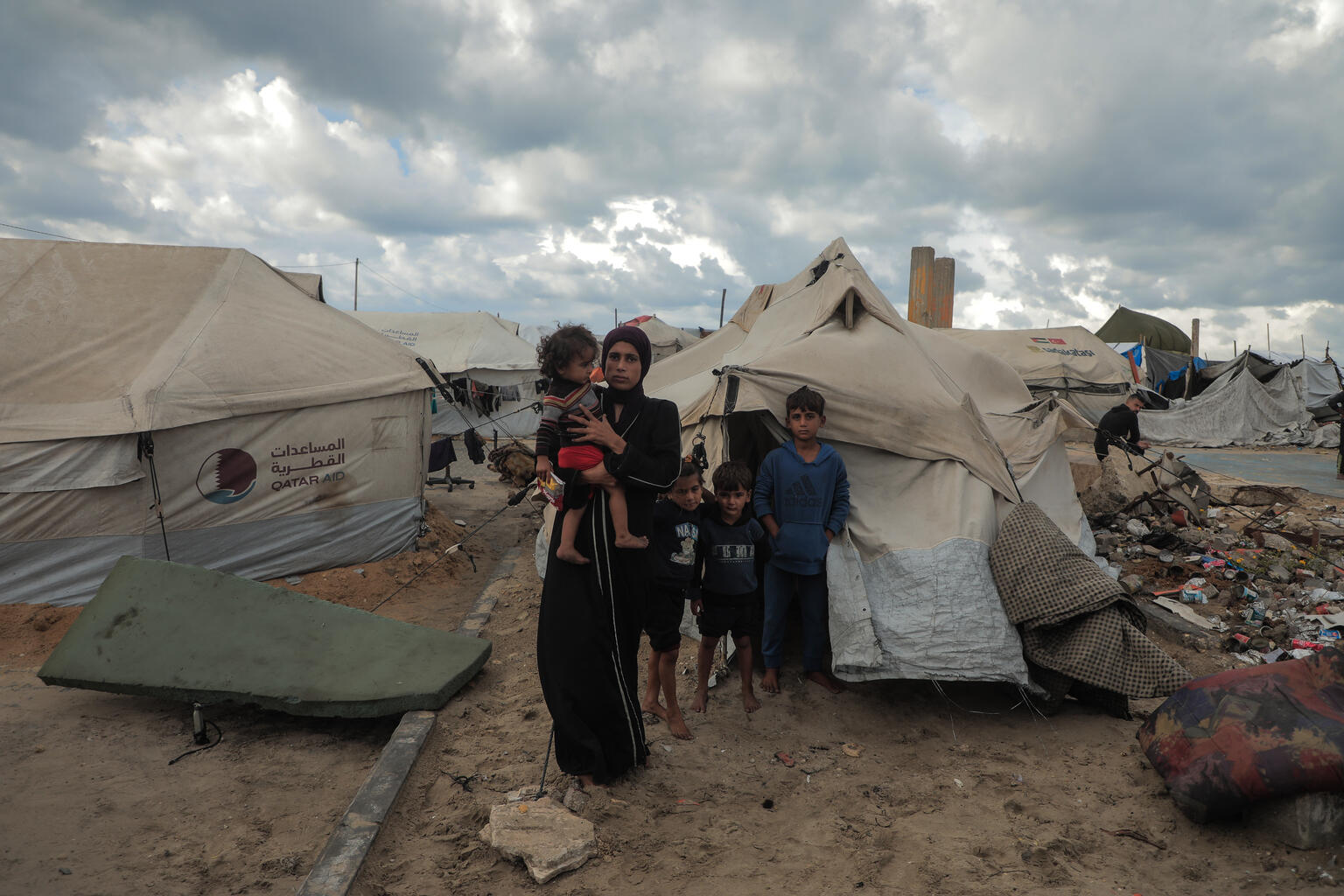 厳しい寒さが続くガザの海辺で、破れたテントに身を寄せて暮らすメイサさん一家（2025年11月14日撮影）