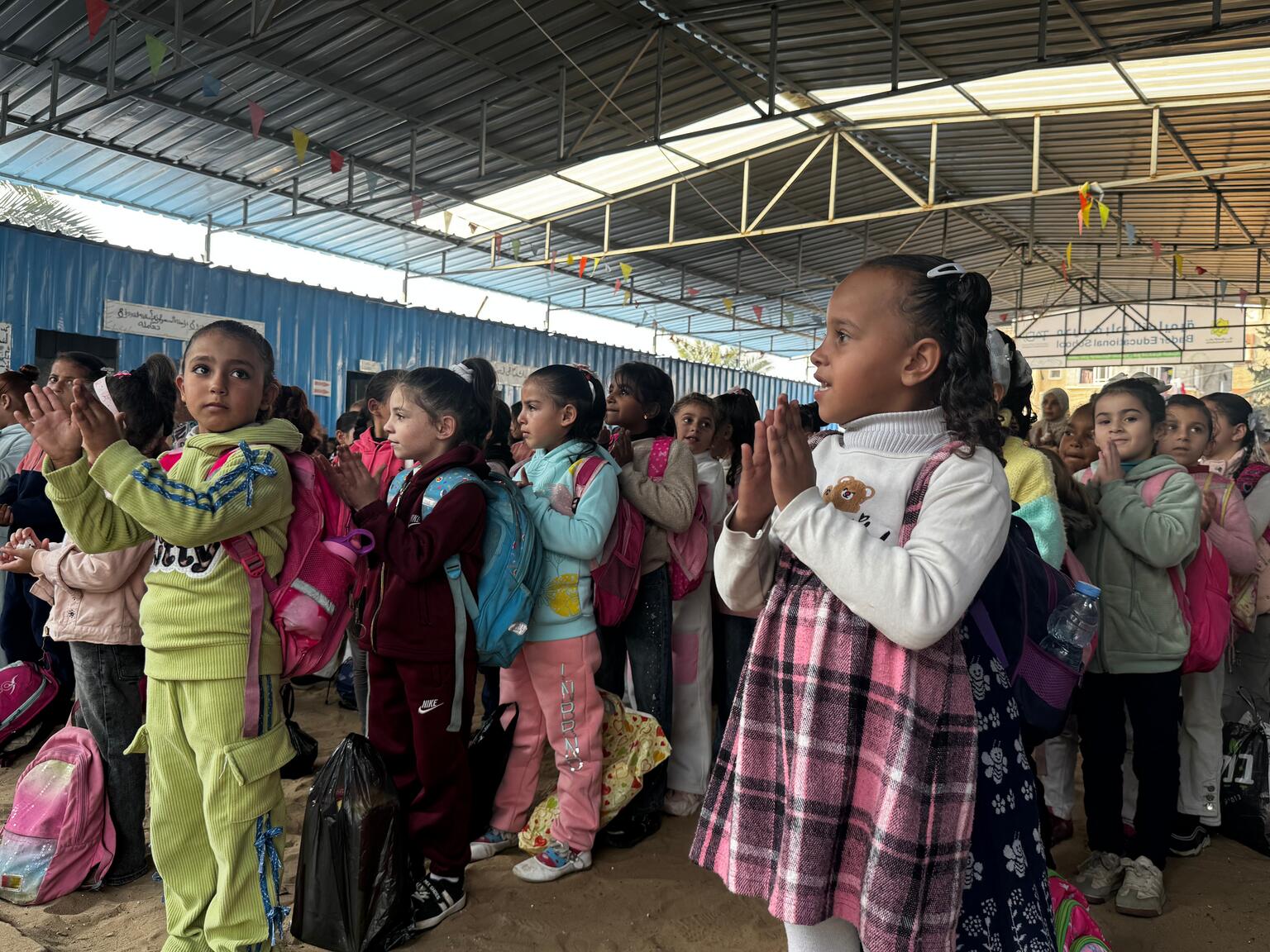 ガザ地区デルバラハの仮設学習センターに通う子どもたち。ユニセフは、子どもたちが学びに戻り、友達と再会し、教育を継続できるよう支援している(パレスチナ、2026年1月8日撮影)