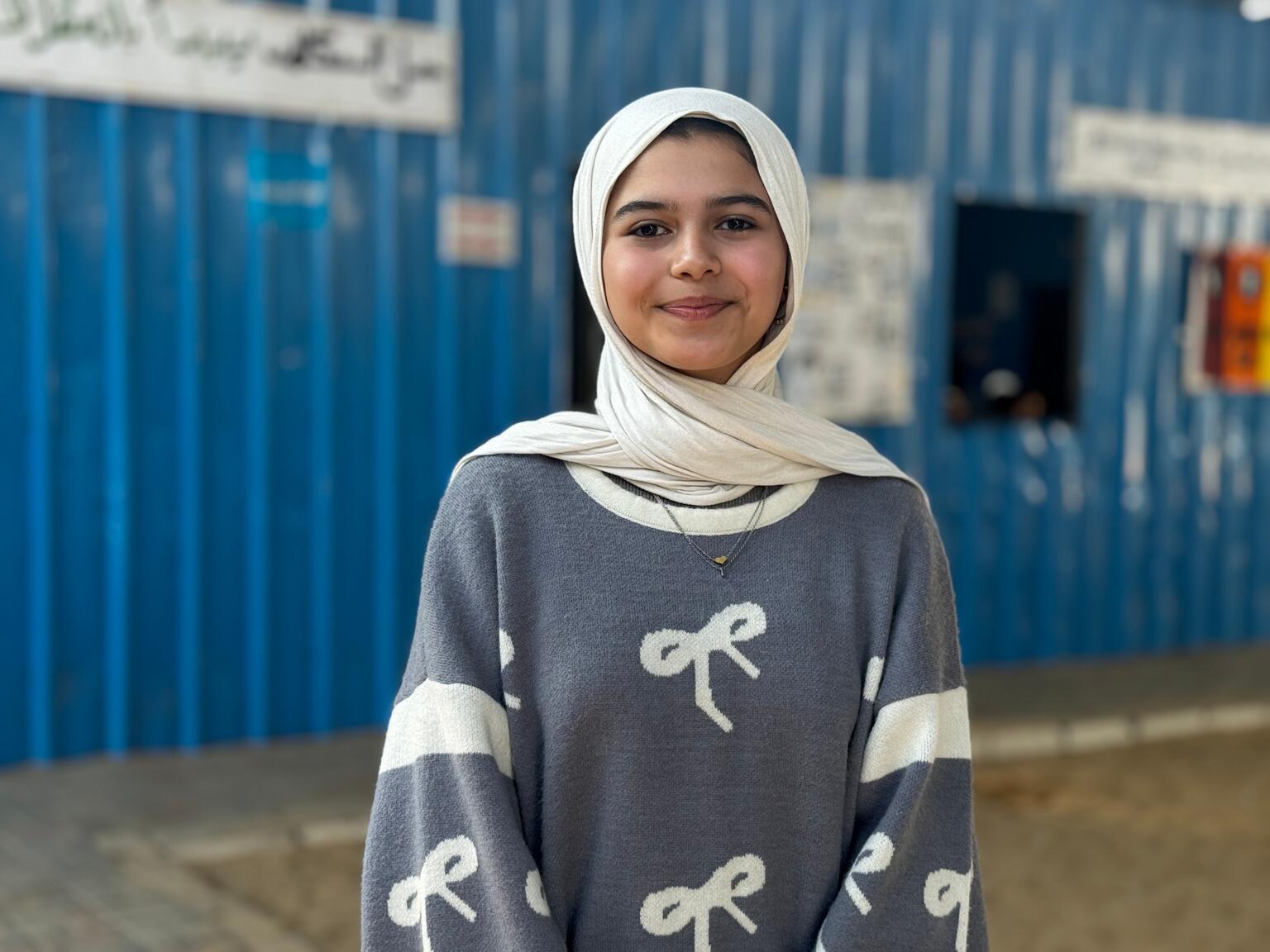 ガザ地区デルバラハの仮設学習センターで、「やっと友達に会えた」と話す13歳のマサさん。大切な人を失わないことと、学びを続けられることを願っている(パレスチナ、2026年1月8日撮影)