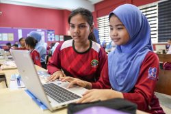 英語の授業で、デジタルツールを使って学ぶ子どもたち（マレーシア、2024年4月16日撮影）
