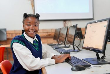 中学校でAIを活用した学習に取り組む、生徒のレセディさん（南アフリカ、2025年3月25日撮影）