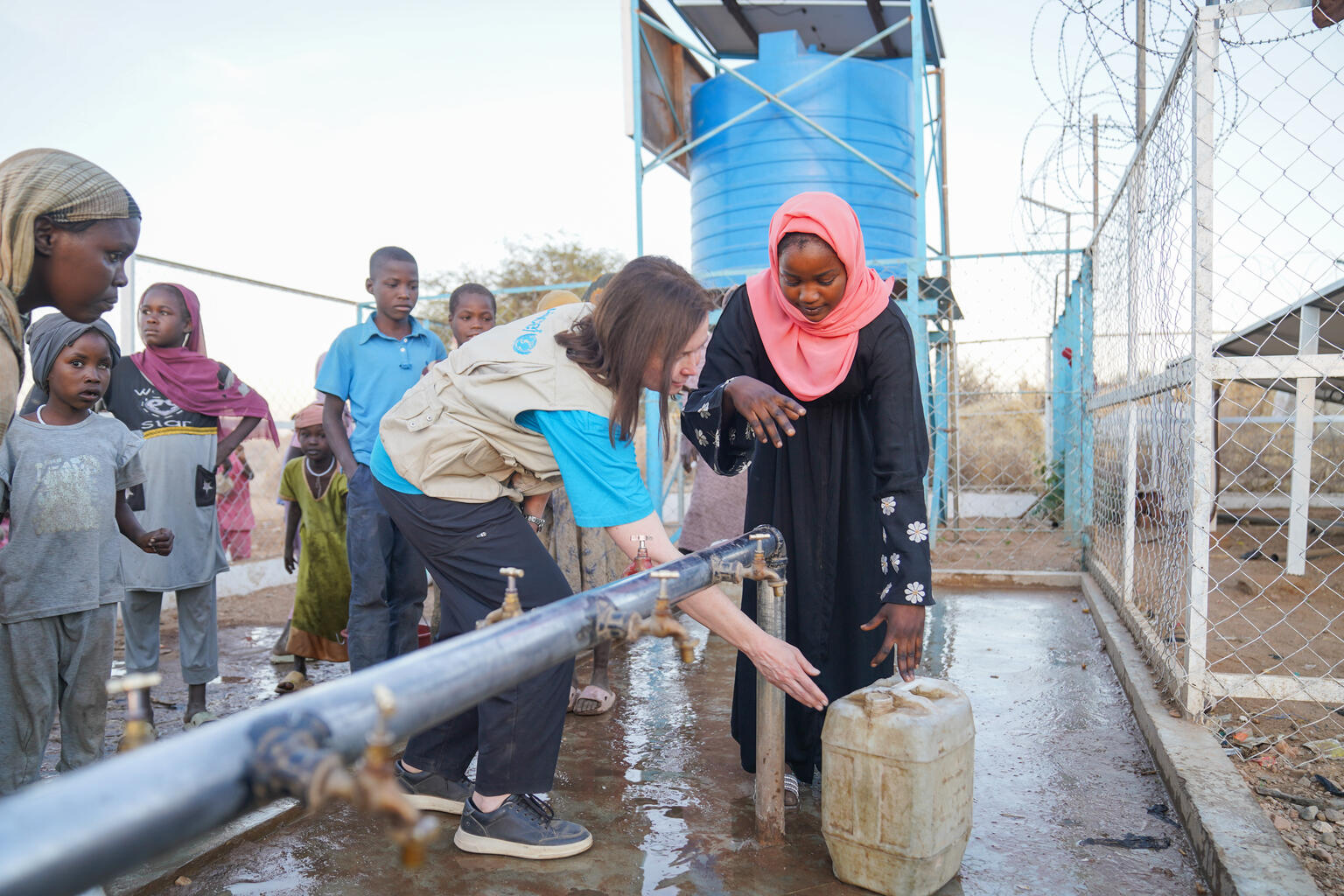 北ダルフール州タウィラで、避難民キャンプを視察するユニセフのエバ・ハインズ広報官（スーダン、2026年1月25日撮影）