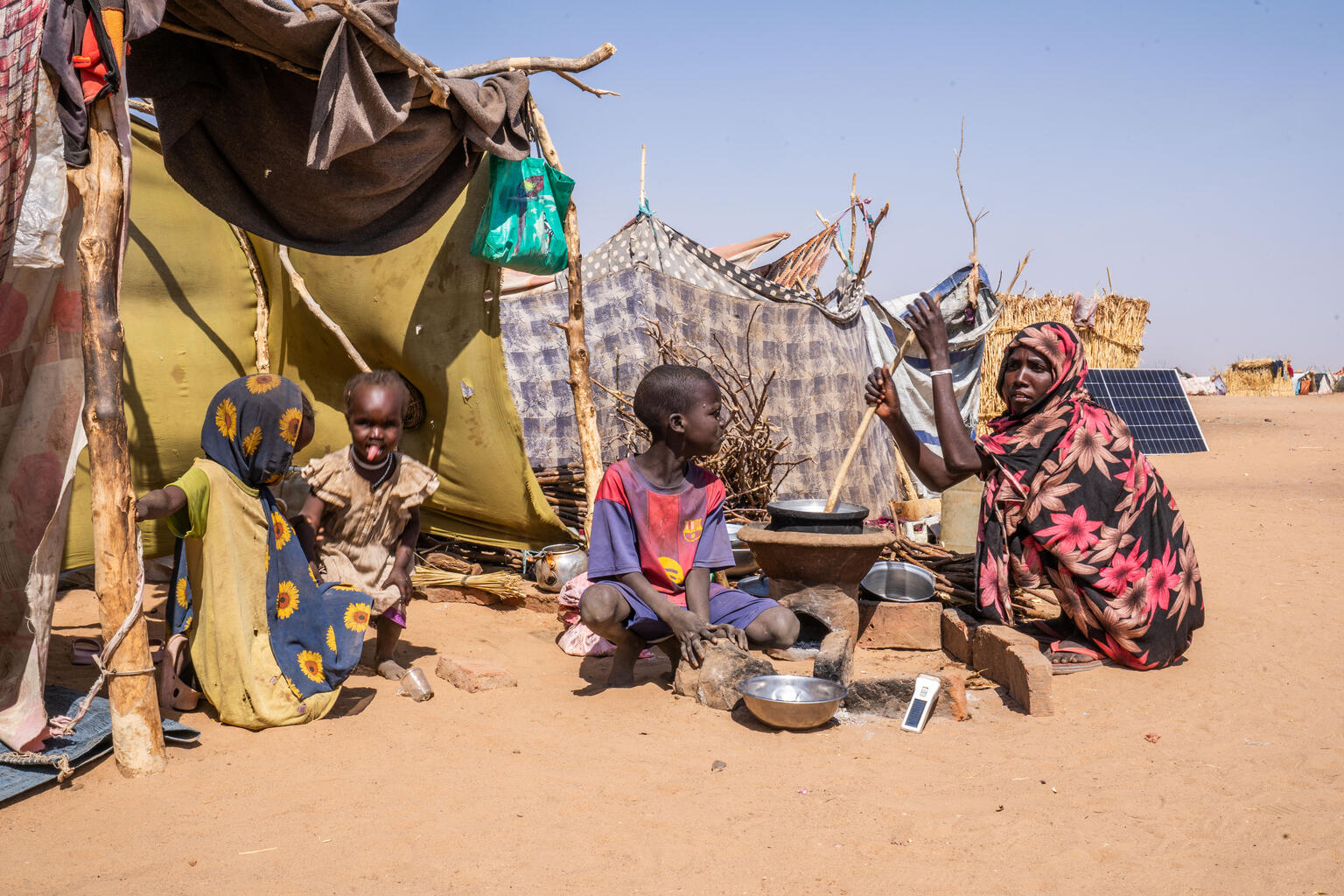 北ダルフール州タウィラの避難民キャンプで暮らす家族の様子（スーダン、2026年1月24日撮影）