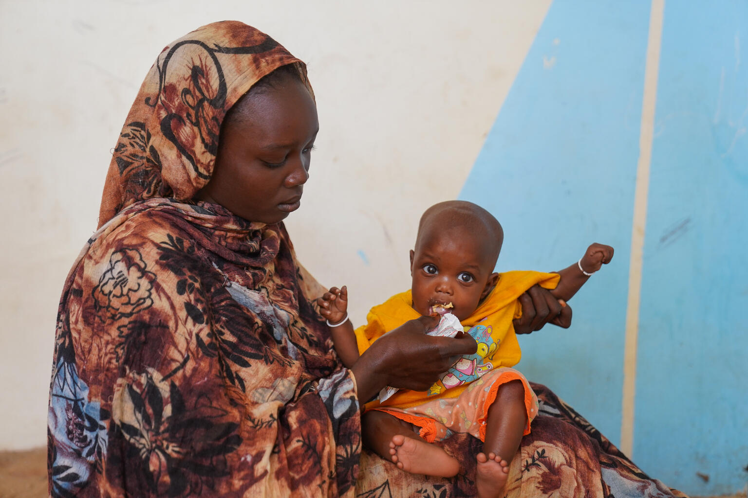 北ダルフール州タウィラにあるユニセフが支援する診療所で、栄養治療食を口にする子ども（スーダン、2026年1月18日撮影）