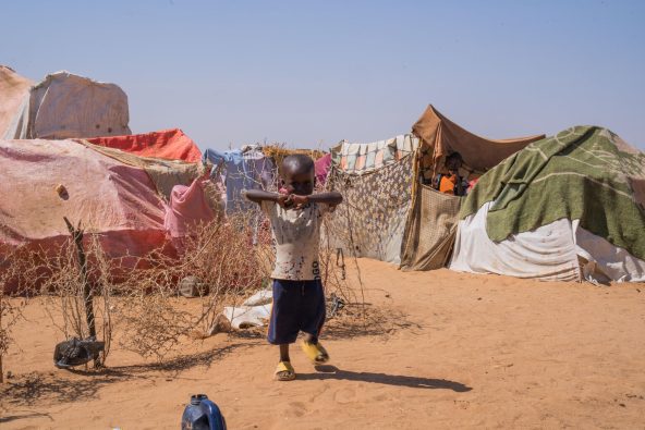 北ダルフール州タウィラの避難民キャンプで暮らす子ども（スーダン、2026年１月26日撮影）