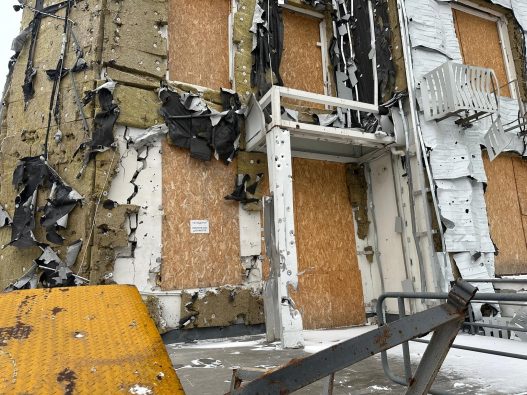 オデーサにある小児科クリニックの外観。攻撃で大きな損傷を受けたが、ユニセフが提供した新しい発電機により、子どもたちへの医療サービスは継続されている(ウクライナ、2026年1月23日撮影)